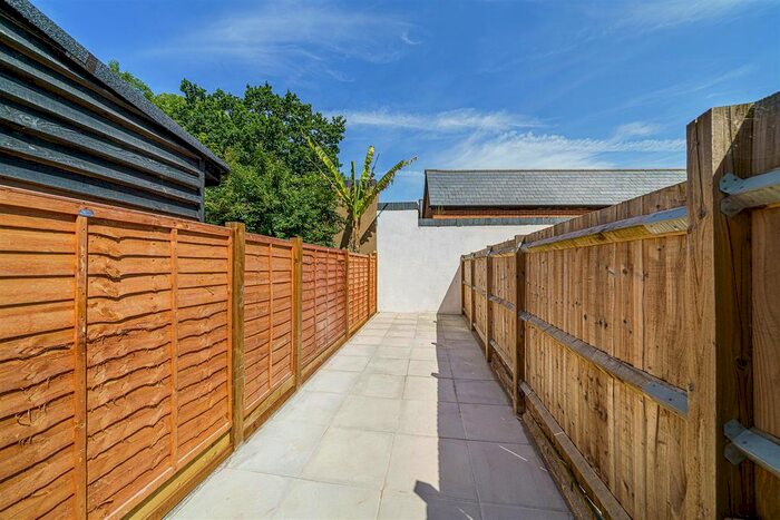 2 Bedroom Flat To Rent In Durban Road, West Norwood, SE27