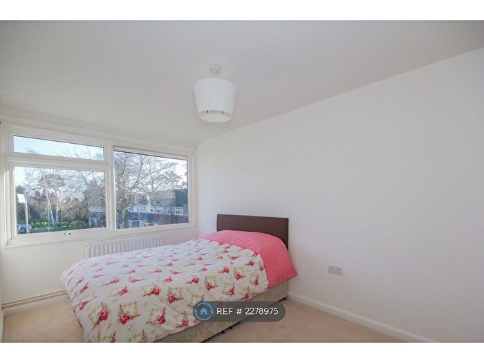 2 Bedroom Flat To Rent In Sherwoods Rise, Harpenden, AL5