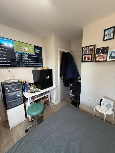 Studio To Rent In Langley Crescent, Hayes, Middlesex, UB3