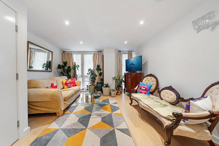 1 Bedroom Flat To Rent In Britannia Walk, London, N1