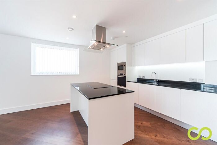 3 Bedroom Flat To Rent In Gateway Tower, Western Gateway, Royal Victoria, E16