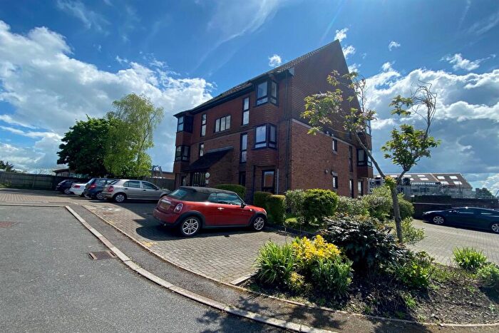 Flat To Rent In Meon Close, Petersfield, GU32