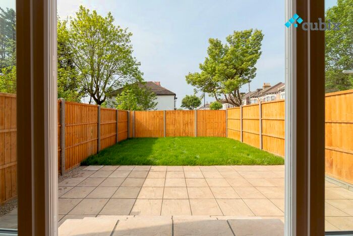 3 Bedroom Flat To Rent In Bensham Manor Road, Thornton Heath, CR7