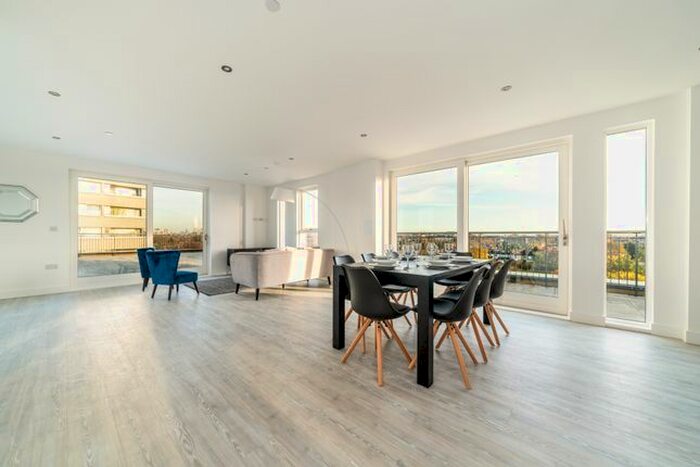 3 Bedroom Flat To Rent In Trinty Way, Acton, London, W3