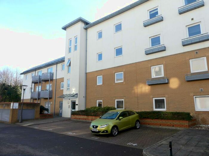 1 Bedroom Flat To Rent In Trafalgar Gardens, Crawley, RH10