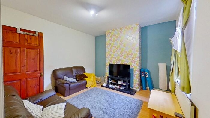 4 Bedroom Semi-Detached House To Rent In Woodborough Road, Nottingham, NG3