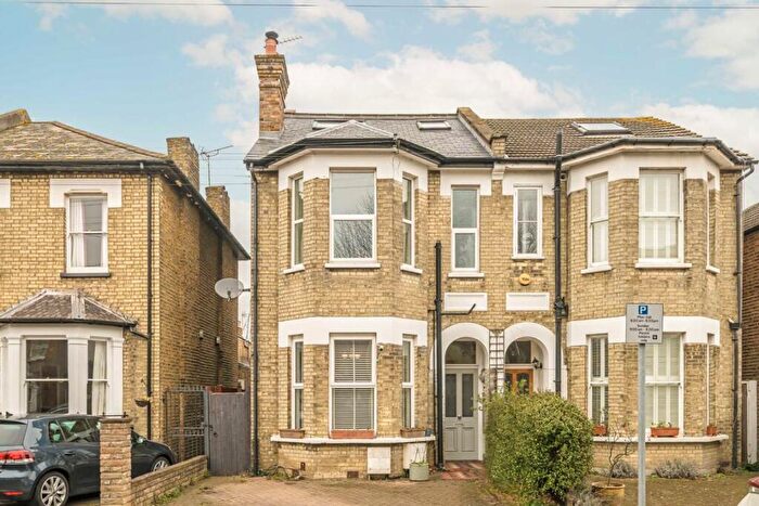 2 Bedroom Flat For Sale In Richmond Park Road, Kingston Upon Thames, KT2