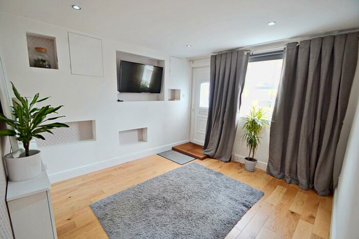 2 Bedroom Flat To Rent In Blandford, DT11