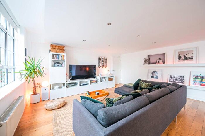 2 Bedroom Flat For Sale In Princelet Street, Spitalfields, London, E1