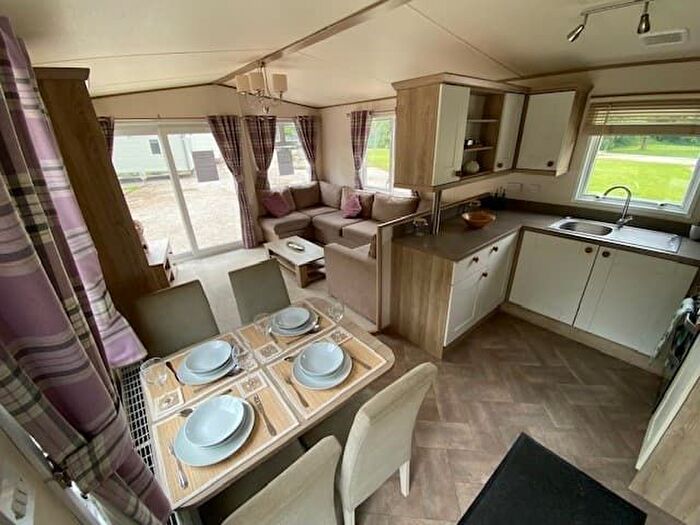 2 Bedroom Mobile/park Home For Sale In Newhaven, Buxton, SK17