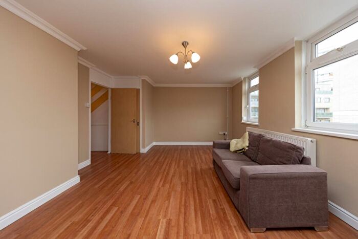 3 Bedroom Apartment To Rent In Glengarnock Avenue, Canary Wharf, E14