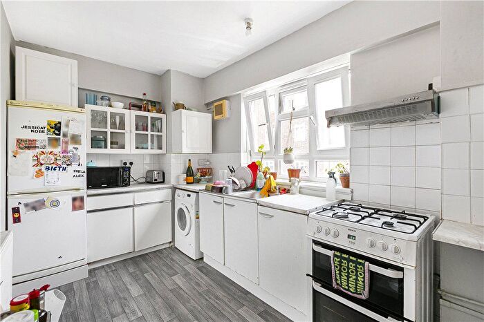 2 Bedroom Flat To Rent In Deepdene Gardens, London, SW2