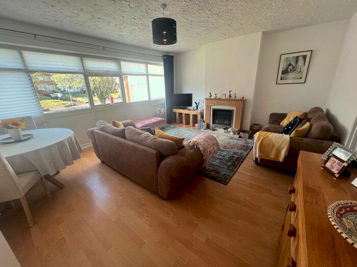 2 Bedroom Flat To Rent In Langland Drive, Dudley, West Midlands, DY3