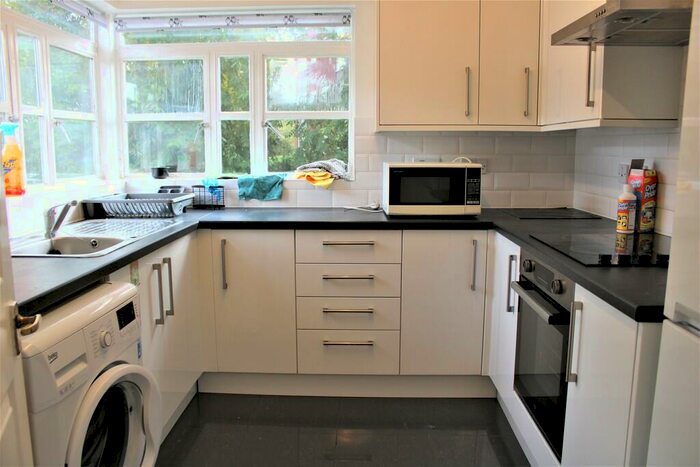 2 Bedroom Apartment To Rent In Bourneside Crescent, Southgate, N14