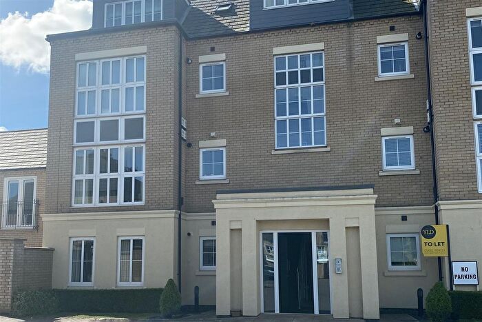 2 Bedroom Flat To Rent In St. Georges Court, Willerby, Hull, HU10