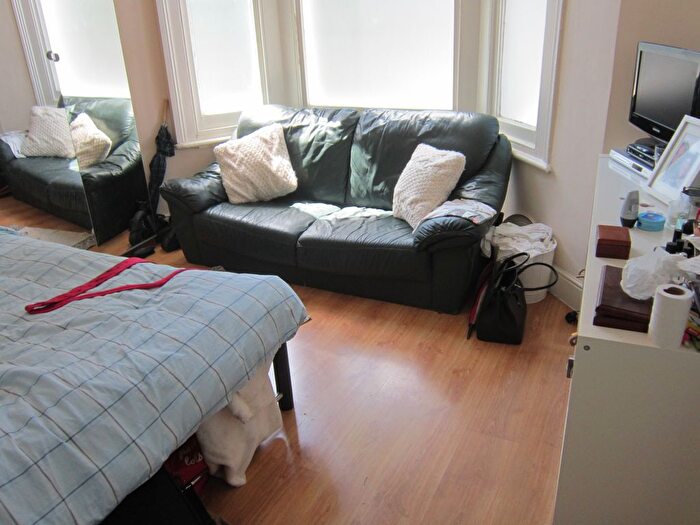 2 Bedroom Flat To Rent In Hammersmith Grove, Hammersmith, W6
