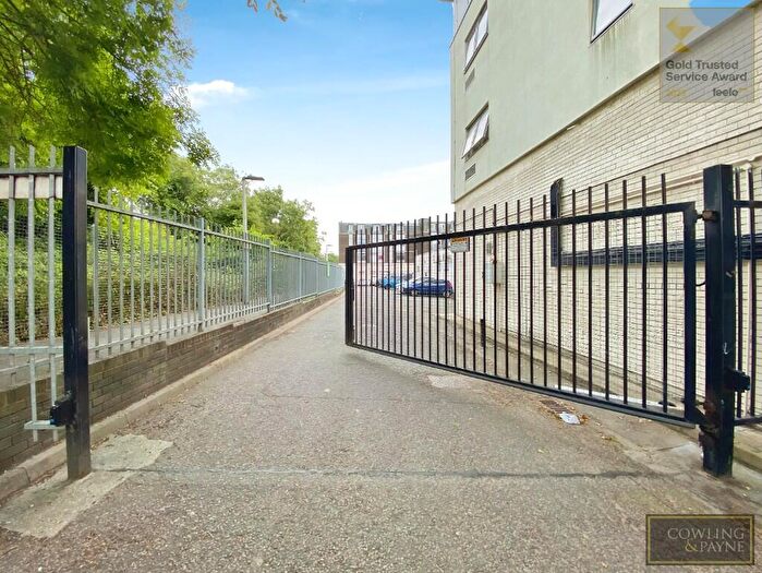 2 Bedroom Apartment To Rent In High Street, Wickford, Essex, SS12