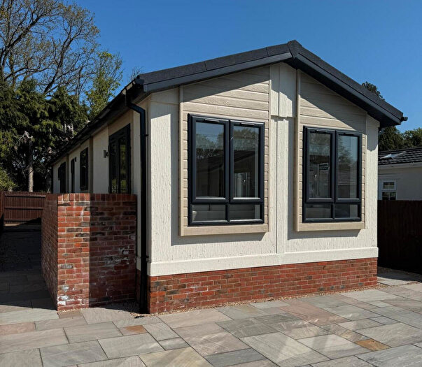 2 Bedroom Park Home For Sale In Romsey, Hampshire, SO51
