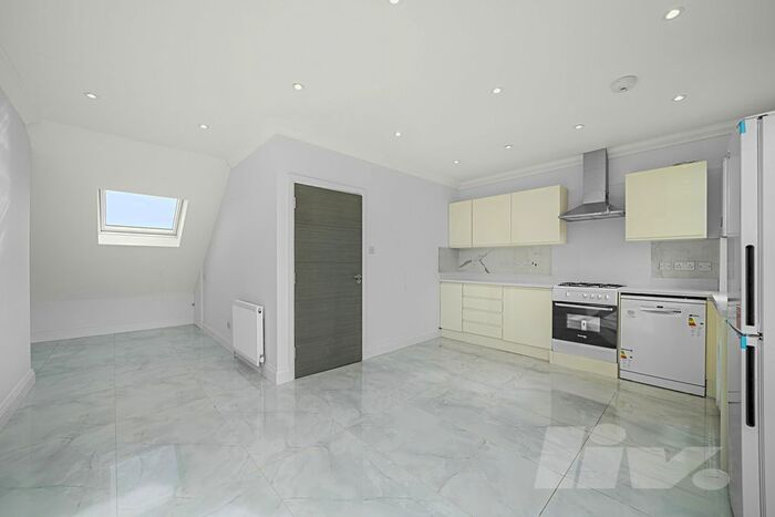 3 Bedroom Flat To Rent In Heather Gardens, Golders Green, NW11