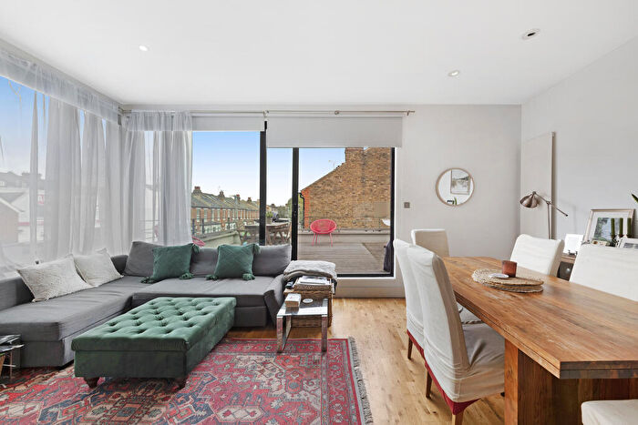 2 Bedroom Apartment To Rent In Bedford Hill, SW12