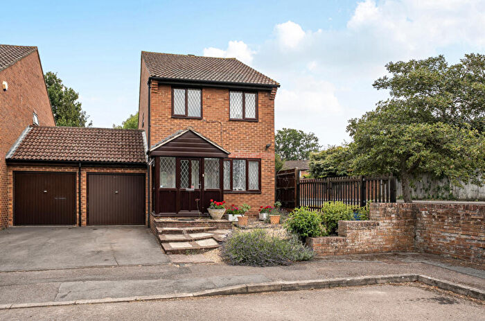 3 Bedroom Link Detached House For Sale In Cherberry Close, Fleet, Hampshire, GU51