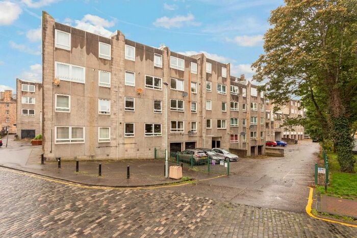 3 Bedroom Flat To Rent In Carneige Court, Newington, Edinburgh, EH8