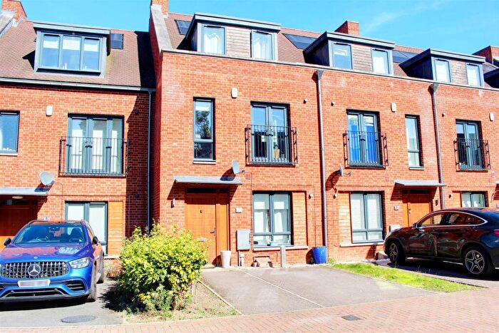 4 Bedroom Town House For Sale In Green Close, Brookmans Park, AL9