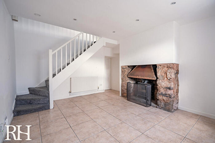 1 Bedroom Semi-Detached House To Rent In , LL31