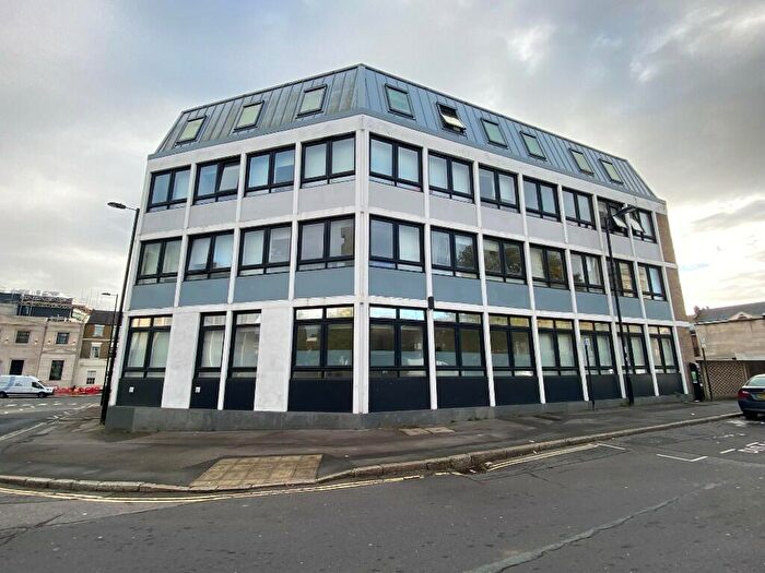 1 Bedroom Flat To Rent In Castle Way, Southampton, Hampshire, SO14