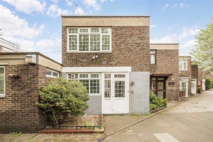 3 Bedroom Semi Detached House For Sale In Spring Walk, Brick Lane, E1