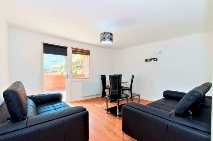 2 Bedroom Apartment To Rent In North Crescent, LS2