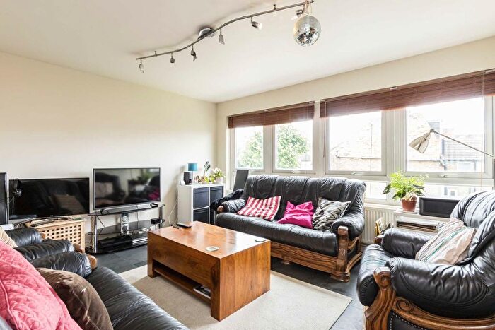 3 Bedroom Flat To Rent In Wandsworth Common West Side, Battersea, SW18