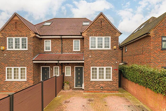 4 Bedroom Property To Rent In Hall Road, Isleworth, TW7