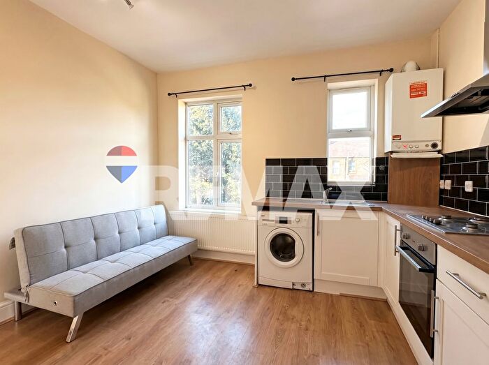 1 Bedroom Flat To Rent In Seymour Gardens, Ilford, IG1
