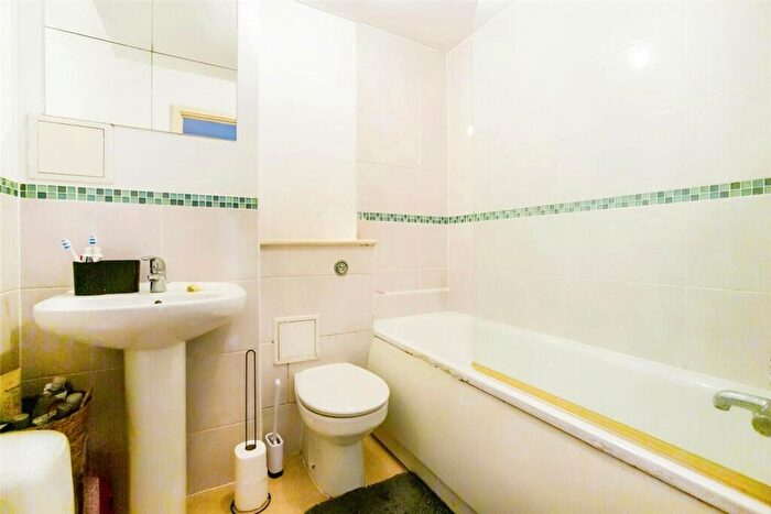 1 Bedroom Flat For Sale In High Street, Rochester, Kent, ME1