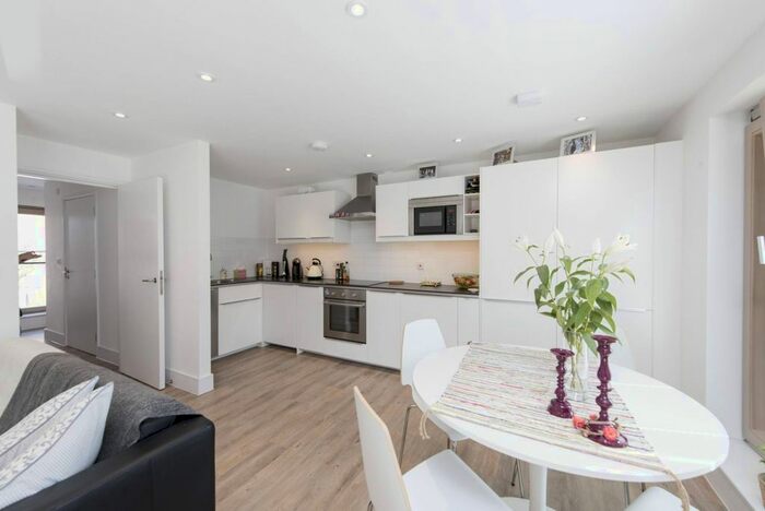 1 Bedroom Flat To Rent In Triangle Place, Clapham South, London, SW4