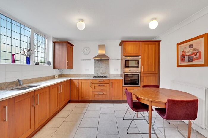 4 Bedroom Property For Sale In Bodley Manor Way, London, SW2