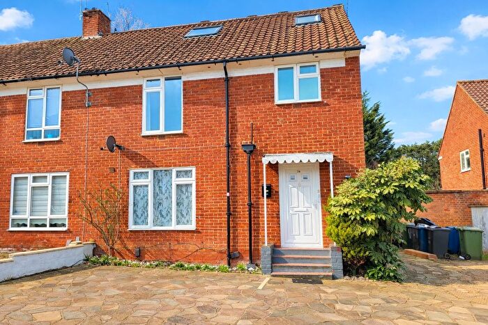 3 Bedroom Flat To Rent In Morecambe Gardens, Stanmore, Middlesex, HA7