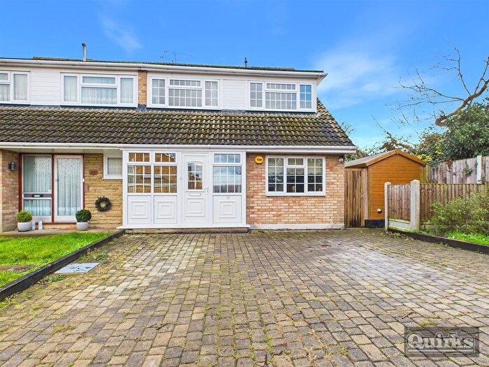4 Bedroom Semi-Detached House For Sale In Tudor Way, Wickford, SS12