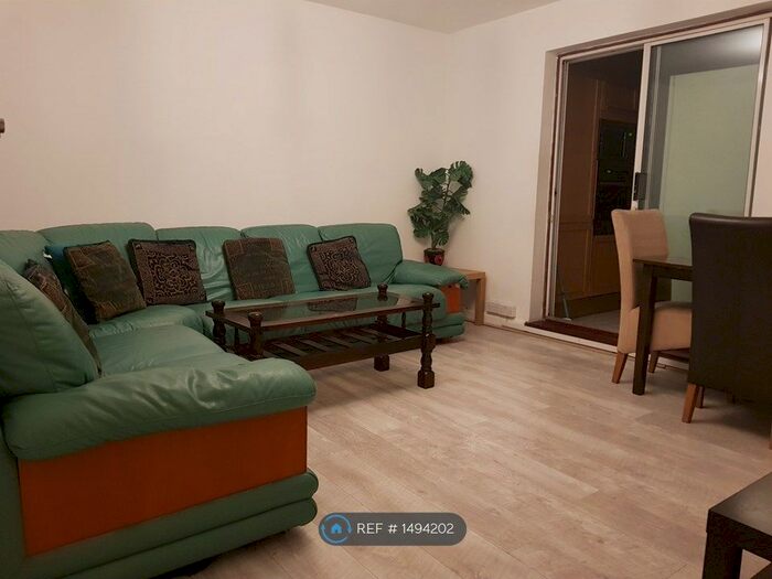 Studio To Rent In Orchard Waye, Uxbridge, UB8