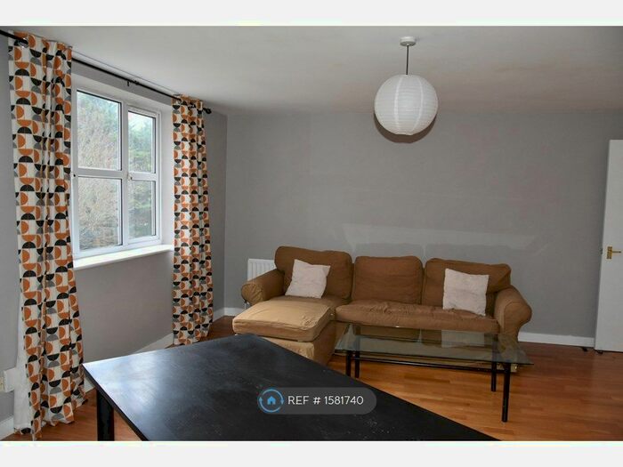 2 Bedroom Flat To Rent In Dexter Close, St. Albans, AL1