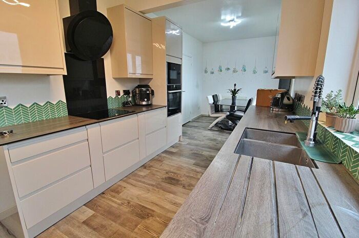 4 Bedroom Detached Bungalow For Sale In Stakes Road, Purbrook, PO7