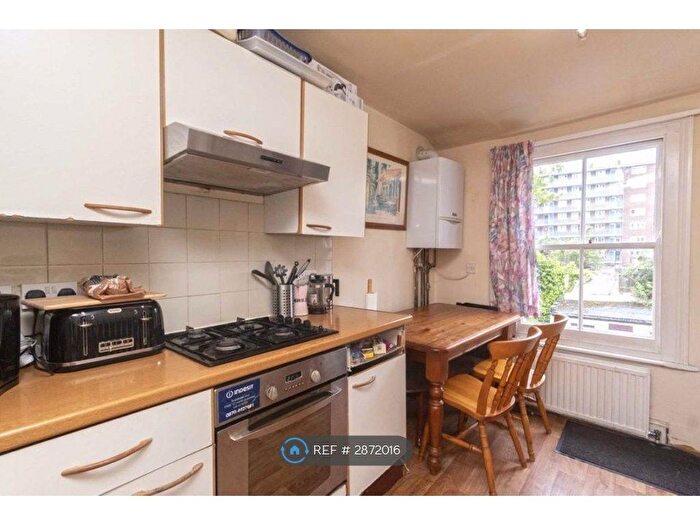3 Bedroom Flat To Rent In Barclay Road, London, SW6