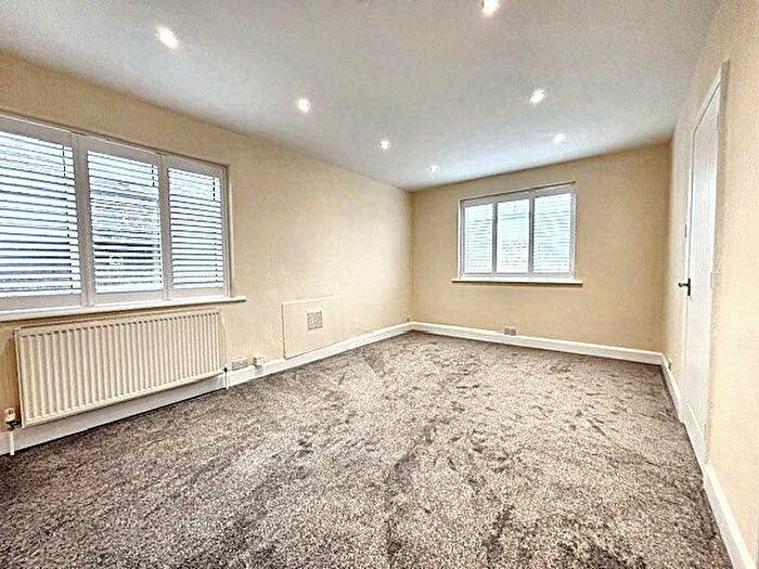 3 Bedroom Flat To Rent In Madrid Road, Guildford, Surrey, GU2