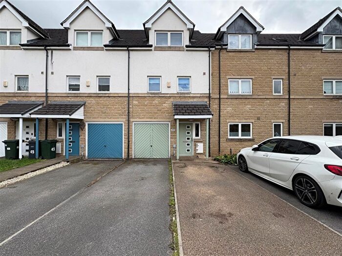 3 Bedroom Town House For Sale In Sovereign Court, Eccleshill, Bradford, BD2