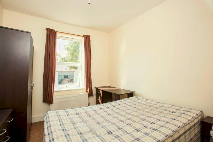 5 Bedroom Semi-Detached House To Rent In Alma Rd Winton Banks, BH9