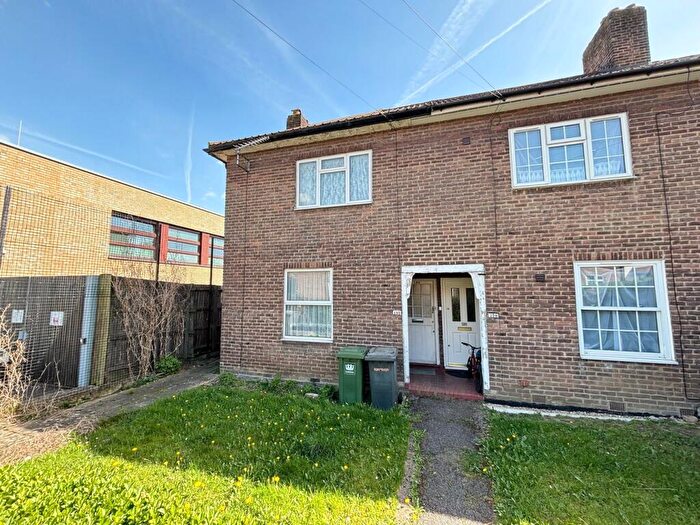 2 Bedroom End Of Terrace House For Sale In Roundtable Road, Bromley, BR1