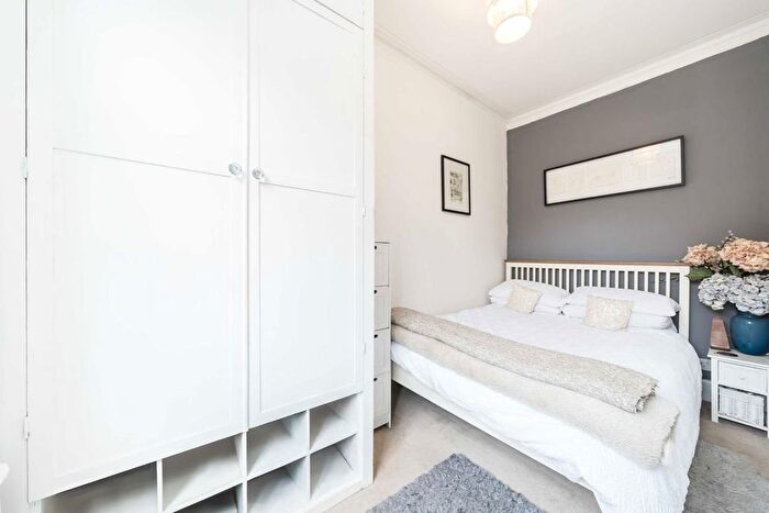 1 Bedroom Flat For Sale In Queenstown Road, London, SW8