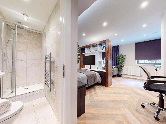 Apartment To Rent In Apt, Live Oasis Wade Lane #, LS2