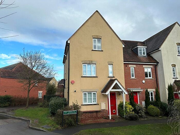 4 Bedroom Town House For Sale In Fallows Road, Reading, RG7